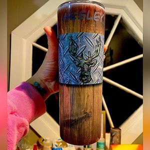 NIB DEER HUNTER WOODGRAIN W/Diamond plate strip through middle behind Camo deer